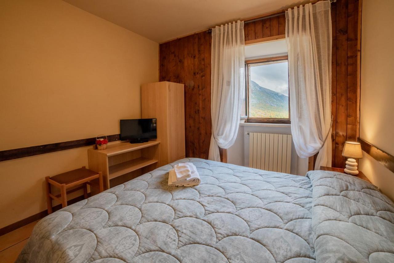 Dimora Fresilia Casa Vacanze Opi Bagian luar foto